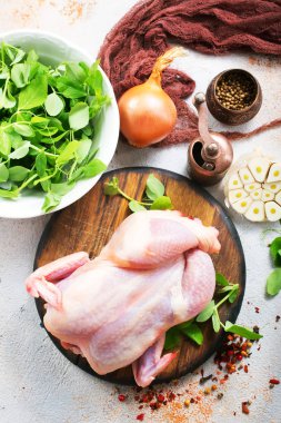 baharatlar ve tuz ile tüm çiğ tavuk