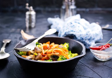 lezzetli kızarmış tavada, sebzeli mantar vegan yemek 