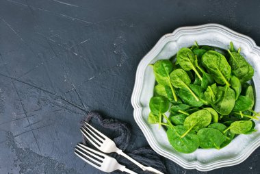 taze yeşil ıspanak yaprakları plaka, Bebek ıspanak, sağlıklı beslenme kavramı 