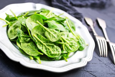 taze yeşil ıspanak yaprakları plaka, Bebek ıspanak, sağlıklı beslenme kavramı 