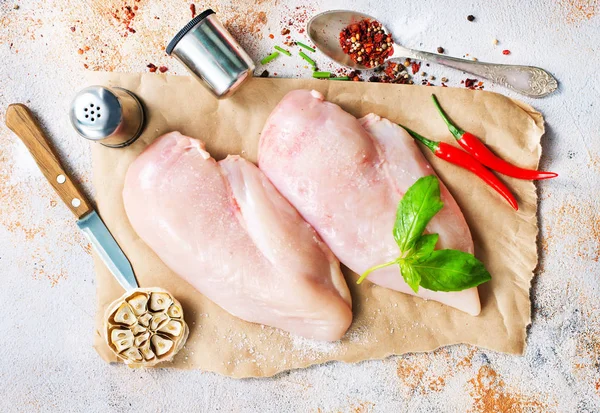 Daging Ayam Mentah Dengan Rempah Rempah Dan Garam Papan — Stok Foto