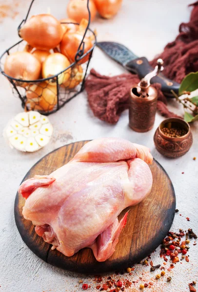 Pollo Crudo Intero Con Spezie Sale — Foto Stock