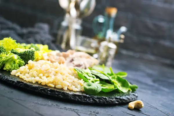 Jantar Saudável Bulgur Fervido Com Legumes Ovo — Fotografia de Stock