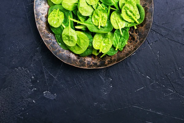 Fresh Green Spinach Leaves Vintage Metal Plate Baby Spinach Healthy — Stock Photo, Image