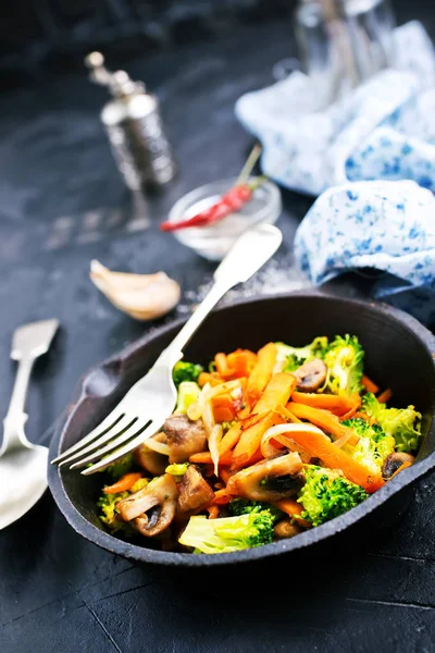 Deliciosos Champiñones Fritos Con Verduras Sartén Almuerzo Vegano —  Fotos de Stock