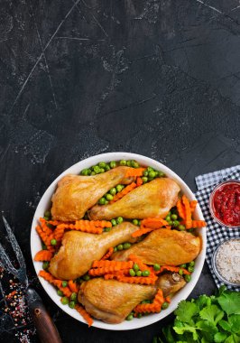 tavuk budu baharat ve sebzeler ile pişmiş