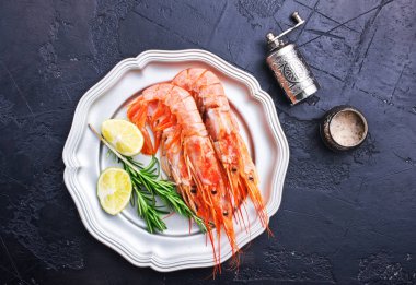 plaka üzerinde limon ve tuz ile haşlanmış karides 