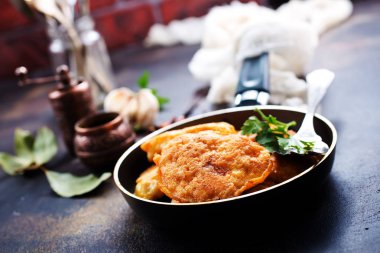 taze yeşillikleri ile tavada tavuk pirzola