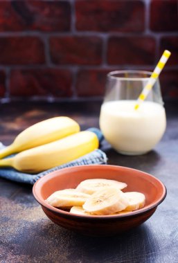  taze muz masada, closeup dilimlenmiş