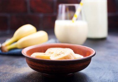  taze muz masada, closeup dilimlenmiş