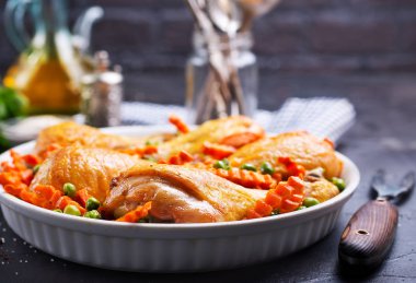 tavuk budu baharat ve sebzeler ile pişmiş