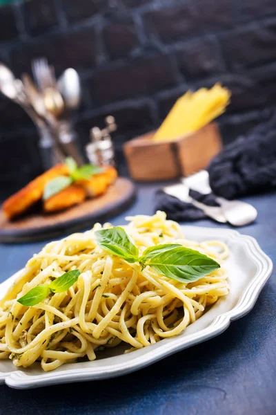 Espaguete Com Molho Pesto Prato Branco Cozinha Tradicional Italiana — Fotografia de Stock