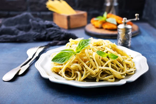 Espaguete Com Molho Pesto Prato Branco Cozinha Tradicional Italiana — Fotografia de Stock