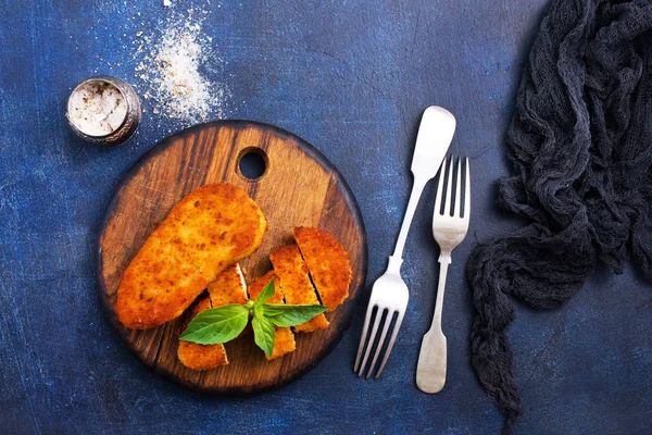 Stekt Kycklingbröst Träskiva Och Gafflar Bord — Stockfoto