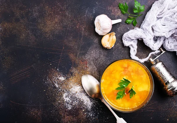 パセリとガラスのボウルでエンドウ豆のスープ — ストック写真