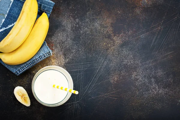 Kieliszek Koktajl Bananowy Świeżych Bananów Stole — Zdjęcie stockowe