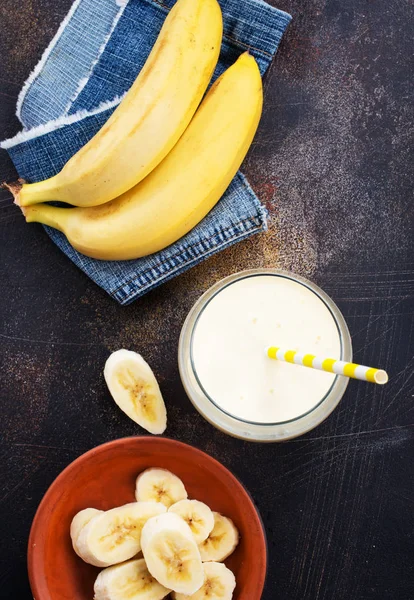 Glas Banan Milkshake Och Färska Bananer Bord — Stockfoto