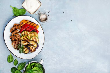 Beyaz tabakta soslu ızgara sebze