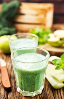 cam yeşil sebze güler yüzlü, malzemeler: kereviz, avokado, salatalık, kivi, elma, muz, limon ve otlar