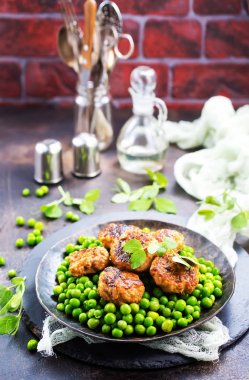 tavuk pirzola plaka ile taze yeşil bezelye 