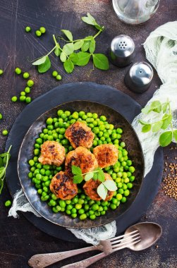 tavuk pirzola plaka ile taze yeşil bezelye 