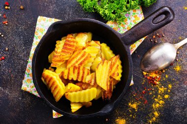 tuz ve baharat üstten görünüm tavada kızarmış patates 