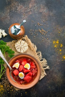 Pancar çorbası ile haşlanmış yumurta bir kapta, üstten görünüm