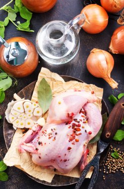 tüm çiğ tavuk yemek pişirmek için baharat ile 