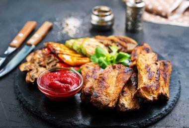 taş levha üzerinde soslu lezzetli ızgara et