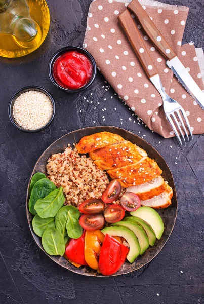 Schüssel Mit Quinoa Avocado Paprika Tomaten Fleisch Und Frischem Spinat — Stockfoto