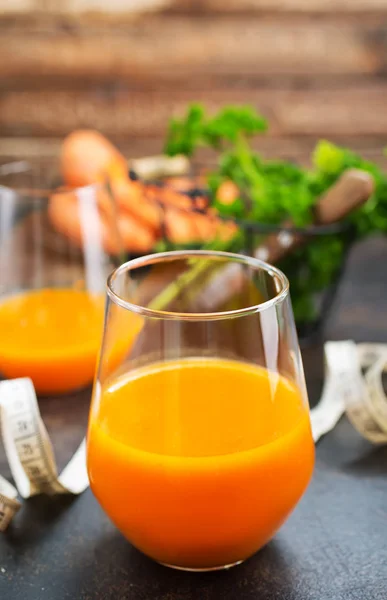 Glas Frischen Karottensaft Auf Den Tisch Gesunde Detox Ernährung — Stockfoto