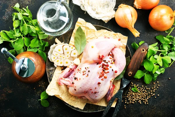 Pollo Crudo Entero Con Especias Ajo Hierbas Para Cocinar — Foto de Stock