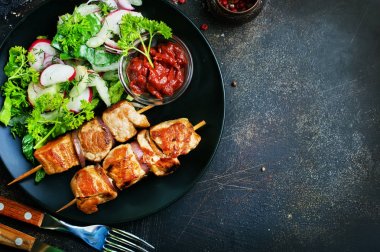 plaka üzerinde taze sebze ile lezzetli kebap