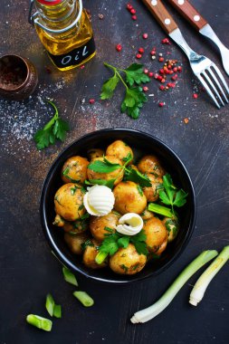 taze yeşillik ve tereyağı ile haşlanmış patates