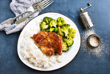 brokoli ve ızgara et ile haşlanmış pirinç