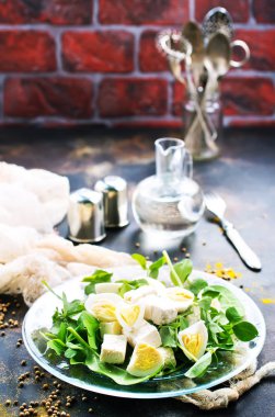 yumurta, taze marul ve camambert peyniri ile lezzetli salata 