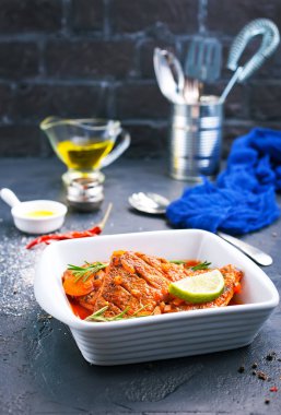 domates sosu ve aroma ile balık güveç içinde baharatlar 