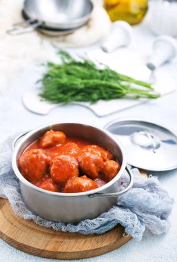 tavada domates soslu pişmiş et 