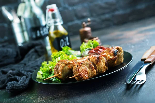 Leckerer Dönerspieß Mit Frischem Gemüse Auf Dem Teller — Stockfoto