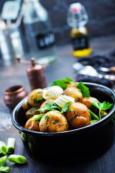 Gekochte Kartoffeln Mit Frischem Gemüse Und Butter — Stockfoto