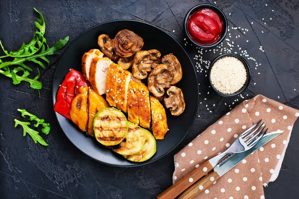 焼き鶏の肉と季節野菜のプレート — ストック写真