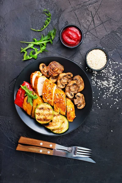 Gegrilltes Hühnerfleisch Und Gemüse Auf Dem Teller — Stockfoto