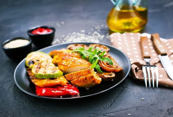 Viande Légumes Poulet Grillés Dans Une Assiette — Photo