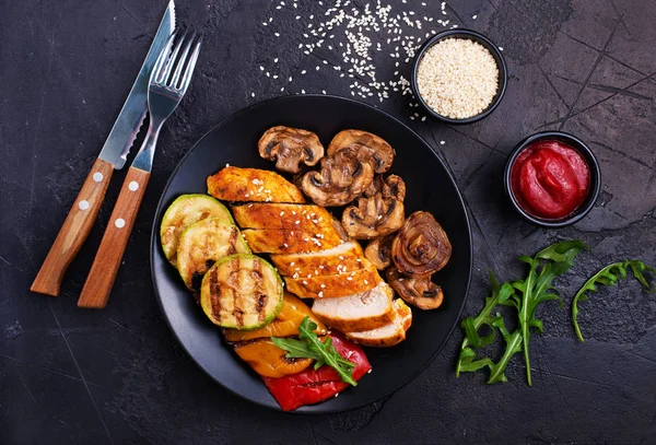 Carne Pollo Alla Griglia Verdure Sul Piatto — Foto Stock