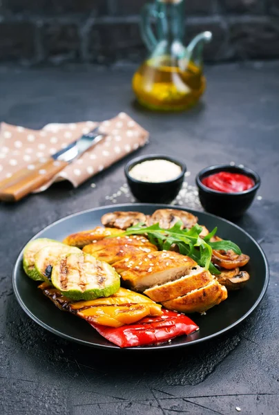 Gegrilltes Hühnerfleisch Und Gemüse Auf Dem Teller — Stockfoto