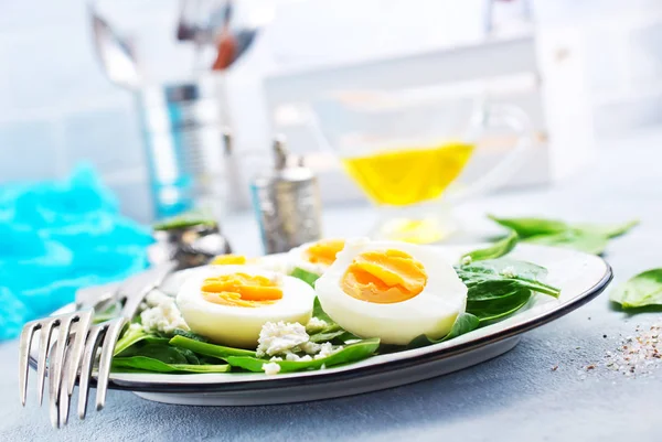 Салат Вареными Яйцами Тарелке Здоровое Питание — стоковое фото