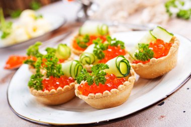 tartlets somon havyar, tereyağı ve maydanoz ile