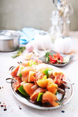 çiğ sebze metal plaka üzerindeki kebabı