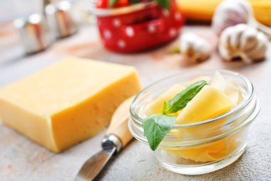 lezzetli peynir ve fesleğen cam kase