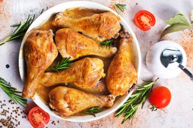 tavuk budu beyaz güveç içinde baharatlar ile pişmiş